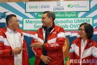 Caption: Direktur Kepesertaan BPJS Ketenagakerjaan (Pramudya Iriawan Buntoro) bersama Menteri Koperasi dan UKM Republik Indonesia (Maman Abdurrahman) dan Country Managing Director Grab Indonesia (Neneng Goenadi). 