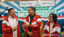 Caption: Direktur Kepesertaan BPJS Ketenagakerjaan (Pramudya Iriawan Buntoro) bersama Menteri Koperasi dan UKM Republik Indonesia (Maman Abdurrahman) dan Country Managing Director Grab Indonesia (Neneng Goenadi). 