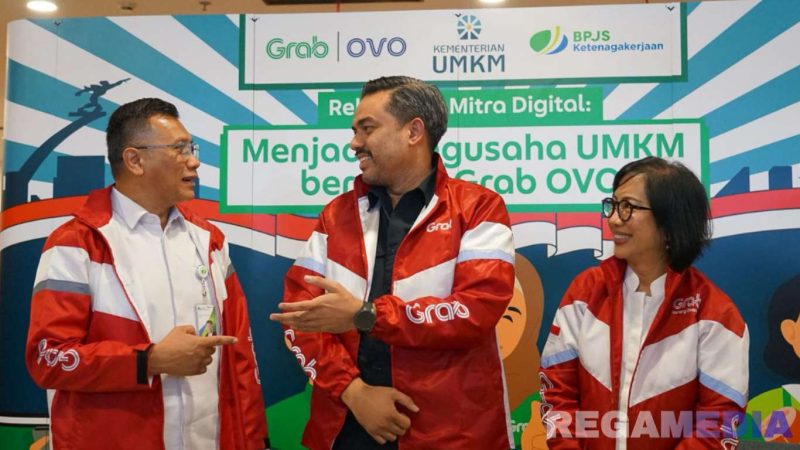 Caption: Direktur Kepesertaan BPJS Ketenagakerjaan (Pramudya Iriawan Buntoro) bersama Menteri Koperasi dan UKM Republik Indonesia (Maman Abdurrahman) dan Country Managing Director Grab Indonesia (Neneng Goenadi). 