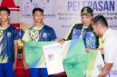 Caption: Bupati Sampang (H.Slamet Junaidi) secara simbolis menyerahkan kartu peserta BPJS Ketanagakerjaan kepada atlet KONI Sampang. 