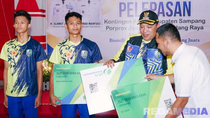 Caption: Bupati Sampang (H.Slamet Junaidi) secara simbolis menyerahkan kartu peserta BPJS Ketanagakerjaan kepada atlet KONI Sampang. 