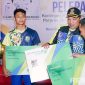 Caption: Bupati Sampang (H.Slamet Junaidi) secara simbolis menyerahkan kartu peserta BPJS Ketanagakerjaan kepada atlet KONI Sampang. 