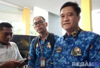 Caption: Plt Direktur RSUD Mohammad Zyn Sampang dr.Bhakti Setiyo Tunggal (kanan), saat diwawancara awak media, (dok. regamedianews). 