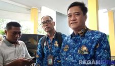 Caption: Plt Direktur RSUD Mohammad Zyn Sampang dr.Bhakti Setiyo Tunggal (kanan), saat diwawancara awak media, (dok. regamedianews). 