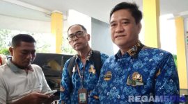 Caption: Plt Direktur RSUD Mohammad Zyn Sampang dr.Bhakti Setiyo Tunggal (kanan), saat diwawancara awak media, (dok. regamedianews). 