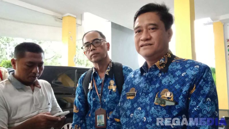 Caption: Plt Direktur RSUD Mohammad Zyn Sampang dr.Bhakti Setiyo Tunggal (kanan), saat diwawancara awak media, (dok. regamedianews). 