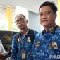 Caption: Plt Direktur RSUD Mohammad Zyn Sampang dr.Bhakti Setiyo Tunggal (kanan), saat diwawancara awak media, (dok. regamedianews). 