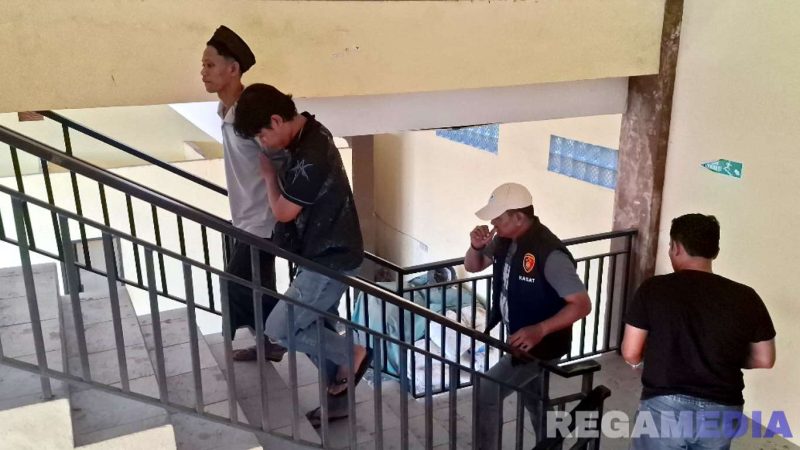 Caption: Kasat Reskrim Polres Sampang dan anggotanya, saat menggiring satu pelaku pembacokan (peci hitam) ke ruangan penyidik. 