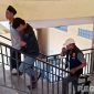 Caption: Kasat Reskrim Polres Sampang dan anggotanya, saat menggiring satu pelaku pembacokan (peci hitam) ke ruangan penyidik. 