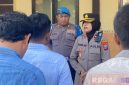 Caption: Waka Polres Sampang (Kompol Hosna) didampingi Kasi Propam (AKP Darussalam) saat memberikan arahan kepada anggota Polres Sampang. 