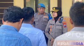 Caption: Waka Polres Sampang (Kompol Hosna) didampingi Kasi Propam (AKP Darussalam) saat memberikan arahan kepada anggota Polres Sampang. 