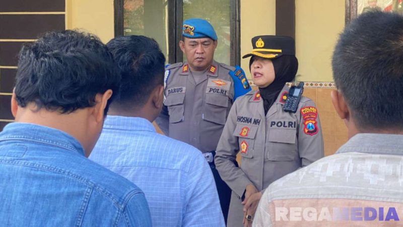 Caption: Waka Polres Sampang (Kompol Hosna) didampingi Kasi Propam (AKP Darussalam) saat memberikan arahan kepada anggota Polres Sampang. 