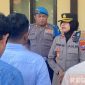 Caption: Waka Polres Sampang (Kompol Hosna) didampingi Kasi Propam (AKP Darussalam) saat memberikan arahan kepada anggota Polres Sampang. 
