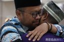 Caption: Wakil Bupati Sampang (KH. Ahmad Mahfudz) sambut haru kedatangan jemaah haji saat tiba di Asrama Haji Sukolilo Surabaya, (dok. Diskominfo Sampang). 