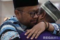 Caption: Wakil Bupati Sampang (KH. Ahmad Mahfudz) sambut haru kedatangan jemaah haji saat tiba di Asrama Haji Sukolilo Surabaya, (dok. Diskominfo Sampang). 