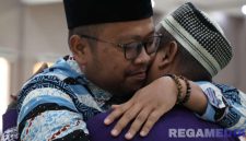 Caption: Wakil Bupati Sampang (KH. Ahmad Mahfudz) sambut haru kedatangan jemaah haji saat tiba di Asrama Haji Sukolilo Surabaya, (dok. Diskominfo Sampang). 