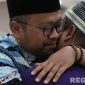 Caption: Wakil Bupati Sampang (KH. Ahmad Mahfudz) sambut haru kedatangan jemaah haji saat tiba di Asrama Haji Sukolilo Surabaya, (dok. Diskominfo Sampang). 