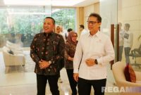 Caption: Bupati Sampang H.Slamet Junaidi bersama Menteri Kesehatan RI Budi Gunadi Sadikin, (sumber foto. Diskominfo Sampang). 