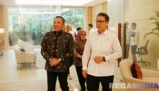 Caption: Bupati Sampang H.Slamet Junaidi bersama Menteri Kesehatan RI Budi Gunadi Sadikin, (sumber foto. Diskominfo Sampang). 