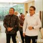 Caption: Bupati Sampang H.Slamet Junaidi bersama Menteri Kesehatan RI Budi Gunadi Sadikin, (sumber foto. Diskominfo Sampang). 