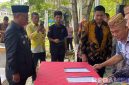 Caption: penandatanganan pakta integritas pimpinan OPD di lingkungan Pemkab Gorut dan Camat se-Kabupaten Gorut, di RTH Molingkapoto Kecamatan Kwandang. 