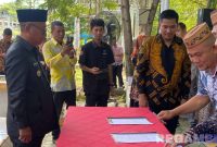 Caption: penandatanganan pakta integritas pimpinan OPD di lingkungan Pemkab Gorut dan Camat se-Kabupaten Gorut, di RTH Molingkapoto Kecamatan Kwandang. 