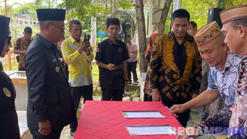 Caption: penandatanganan pakta integritas pimpinan OPD di lingkungan Pemkab Gorut dan Camat se-Kabupaten Gorut, di RTH Molingkapoto Kecamatan Kwandang. 