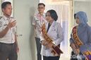 Caption: pegawai Lapas Narkotika Pamekasan saat menerima kunjungan dua Duta Pelajar Anti Narkoba Jawa Timur (Azza Rana Bilques dan Alfitra Ainiarrifa). 