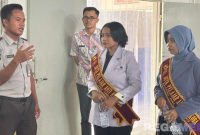Caption: pegawai Lapas Narkotika Pamekasan saat menerima kunjungan dua Duta Pelajar Anti Narkoba Jawa Timur (Azza Rana Bilques dan Alfitra Ainiarrifa). 