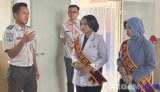 Caption: pegawai Lapas Narkotika Pamekasan saat menerima kunjungan dua Duta Pelajar Anti Narkoba Jawa Timur (Azza Rana Bilques dan Alfitra Ainiarrifa). 