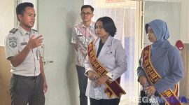 Caption: pegawai Lapas Narkotika Pamekasan saat menerima kunjungan dua Duta Pelajar Anti Narkoba Jawa Timur (Azza Rana Bilques dan Alfitra Ainiarrifa). 