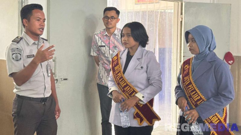 Caption: pegawai Lapas Narkotika Pamekasan saat menerima kunjungan dua Duta Pelajar Anti Narkoba Jawa Timur (Azza Rana Bilques dan Alfitra Ainiarrifa). 