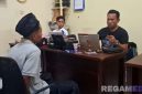 Caption: satu pelaku percobaan pembunuhan inisial Z (peci hitam), saat dimintai keterangan penyidik Satreskrim Polres Sampang. 