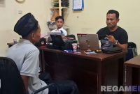 Caption: satu pelaku percobaan pembunuhan inisial Z (peci hitam), saat dimintai keterangan penyidik Satreskrim Polres Sampang. 