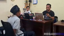 Caption: satu pelaku percobaan pembunuhan inisial Z (peci hitam), saat dimintai keterangan penyidik Satreskrim Polres Sampang. 