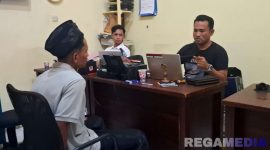 Caption: satu pelaku percobaan pembunuhan inisial Z (peci hitam), saat dimintai keterangan penyidik Satreskrim Polres Sampang. 