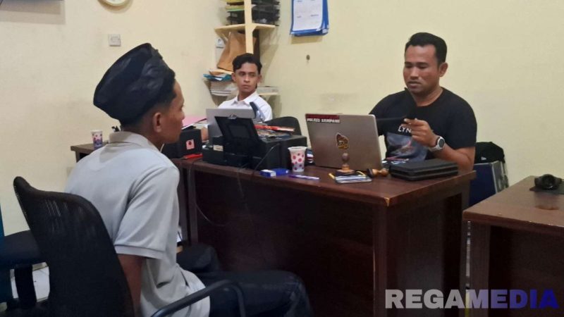 Caption: satu pelaku percobaan pembunuhan inisial Z (peci hitam), saat dimintai keterangan penyidik Satreskrim Polres Sampang. 
