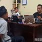 Caption: satu pelaku percobaan pembunuhan inisial Z (peci hitam), saat dimintai keterangan penyidik Satreskrim Polres Sampang. 