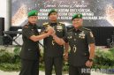 Caption: Brigjen TNI Danny Alkadrie (tengah), pose bersama dengan Letkol Czi Dika Catur Yanuar Anwar (kiri) dan Letkol Czi Suprobo Harjo Subroto (kanan). Sumber foto: Kodim 0828 Sampang. 