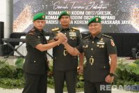Caption: Brigjen TNI Danny Alkadrie (tengah), pose bersama dengan Letkol Czi Dika Catur Yanuar Anwar (kiri) dan Letkol Czi Suprobo Harjo Subroto (kanan). Sumber foto: Kodim 0828 Sampang. 