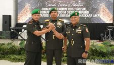 Caption: Brigjen TNI Danny Alkadrie (tengah), pose bersama dengan Letkol Czi Dika Catur Yanuar Anwar (kiri) dan Letkol Czi Suprobo Harjo Subroto (kanan). Sumber foto: Kodim 0828 Sampang. 
