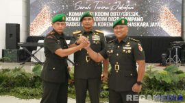 Caption: Brigjen TNI Danny Alkadrie (tengah), pose bersama dengan Letkol Czi Dika Catur Yanuar Anwar (kiri) dan Letkol Czi Suprobo Harjo Subroto (kanan). Sumber foto: Kodim 0828 Sampang. 