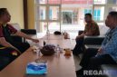 Caption: Komandan Batalyon D Pelopor Satbrimob Polda Jatim Pamekasan (Kompol Masdiana) saat menemui Kalapas Narkotika Pamekasan (Kusnan). 