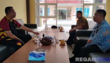 Caption: Komandan Batalyon D Pelopor Satbrimob Polda Jatim Pamekasan (Kompol Masdiana) saat menemui Kalapas Narkotika Pamekasan (Kusnan). 