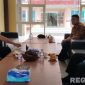 Caption: Komandan Batalyon D Pelopor Satbrimob Polda Jatim Pamekasan (Kompol Masdiana) saat menemui Kalapas Narkotika Pamekasan (Kusnan). 