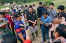 Caption: Bupati Sampang (H.Slamet Junaidi) saat diwawancara awak media, usai tanam bibit padi di Desa Moktesareh Kecamatan Kedungdung. 
