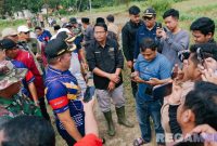 Caption: Bupati Sampang (H.Slamet Junaidi) saat diwawancara awak media, usai tanam bibit padi di Desa Moktesareh Kecamatan Kedungdung. 