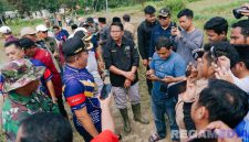 Caption: Bupati Sampang (H.Slamet Junaidi) saat diwawancara awak media, usai tanam bibit padi di Desa Moktesareh Kecamatan Kedungdung. 