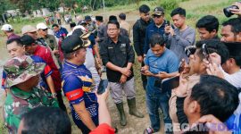 Caption: Bupati Sampang (H.Slamet Junaidi) saat diwawancara awak media, usai tanam bibit padi di Desa Moktesareh Kecamatan Kedungdung. 