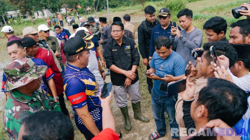 Caption: Bupati Sampang (H.Slamet Junaidi) saat diwawancara awak media, usai tanam bibit padi di Desa Moktesareh Kecamatan Kedungdung. 
